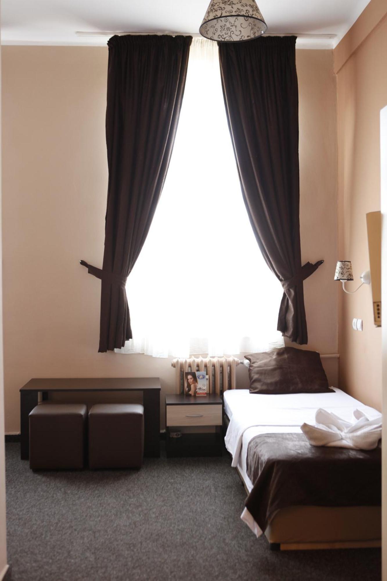 Edona Hotel *
